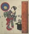femme debout par le plateau de laque avec saké Totoya Hokkei japonais